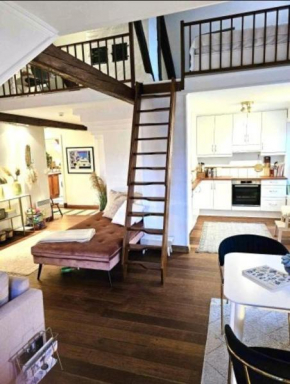 Sentral loftsleilighet med sjøutsikt